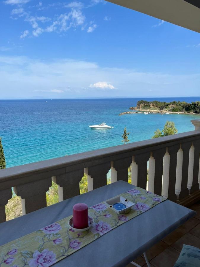 Deep Blue Hotel *